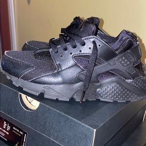 Nike hurrachies Size 5.